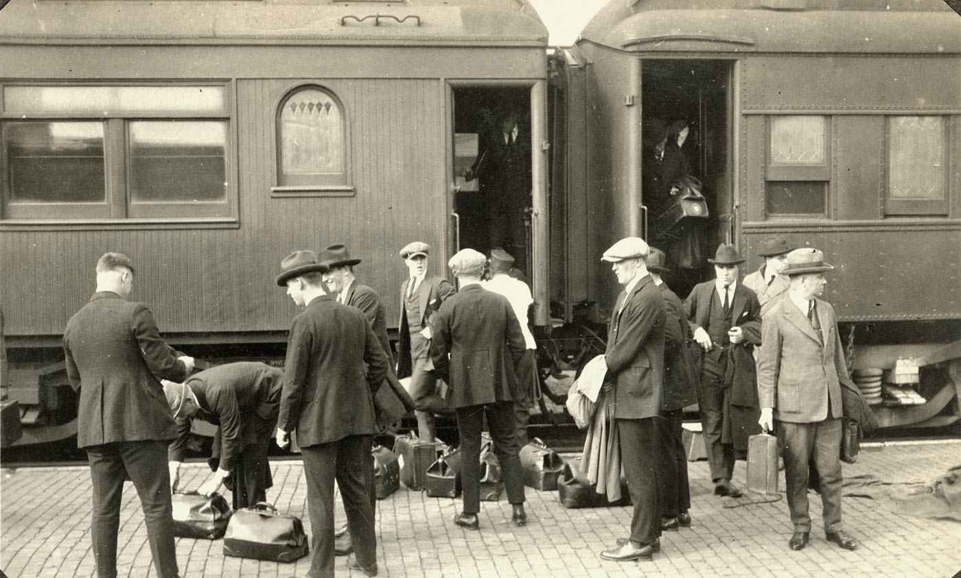 George Gipp at train station George Gipp in center with light-colored hat with team at train station.